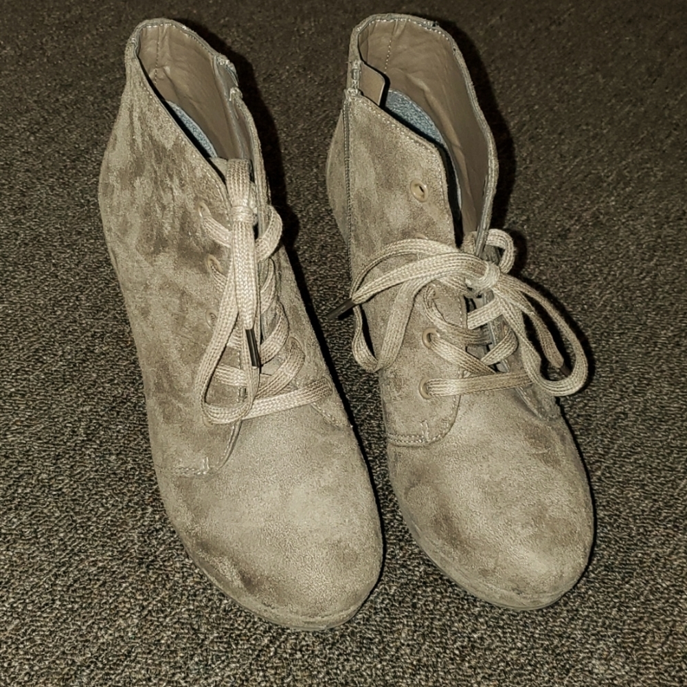 Rampage Wedge Heels Size 7M Suede Brown